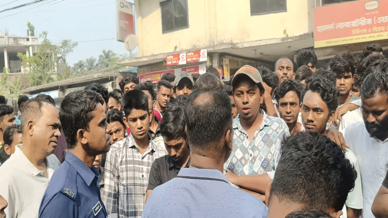 কালীগঞ্জে সুদ-ঘুষের বয়ানকে কেন্দ্র করে সংঘর্ষ, থানা ঘেরাও